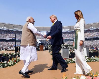 <사진 1> “Namaste Trump”: 2020년 2월 트럼프의 Ahmedabad 방문 
출처: Flickr 저자: MEAphotogallery (https://flic.kr/p/2ixvPNP)