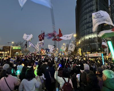 윤석열 대통령의 탄핵을 요구하는 시민들이 광화문 광장에 모였다.
출처: Wikimedia Commons, 작가: 박종대(ChongDae)