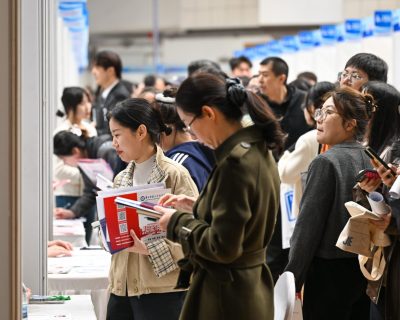 2025년 4월 10일, 중국 선양시의 직업박람회에서 대학을 졸업한 여성들이 취업 자료를 살펴보고 있다. 출처: 연합뉴스 헬로아카이브