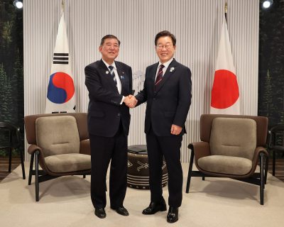 이재명 대통령이 2025년 6월 17일(현지시간) 캐나다의 주요 7개국(G7) 정상회의장에서 열린 한일 정상회담에서 이시바 시게루 일본 총리와 악수하며 기념촬영을 하고 있다. 출처: 연합뉴스