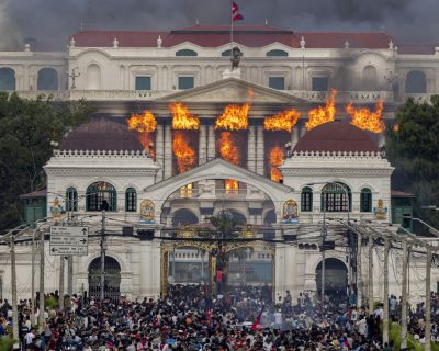 Aftermath of violent clashes over social media ban in Nepal 2025년 9월 9일, 네팔의 중앙 정부 기관이 모여 있는 싱하 더르바르(Singha Durbar) 왕궁이 시위대에 의해 불타고 있다. 출처: 연합뉴스