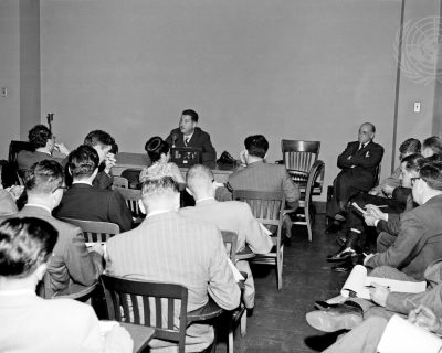 1951년 8월 뉴욕 UN 본부에서 기자회견하는 도널드 킹슬리(Donald Kingsley) 유엔 한국재건단(UNKRA) 단장