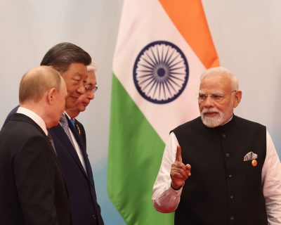 PM at Family photos SCO Summit 2025 in Tianjin, China on September 01, 2025. P2025년 9월 1일, 중국 텐진에서 개최된 상하이 협력기구(SCO) 정상회담에 참가한 모디 인도 총리가 시진핑 중국 국가주석 및 블라디미르 푸틴 러시아 대통령과 이야기를 나누고 있다. 출처: 인도 총리실(PMINDIA)