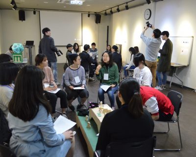 한국의 시민단체가 마련한 프로그램 에 참여한 청년 참가자들이 이야기를 나누고 있다.
출처: 참여연대(https://www.flickr.com/photos/pspd1994/33146252484/)