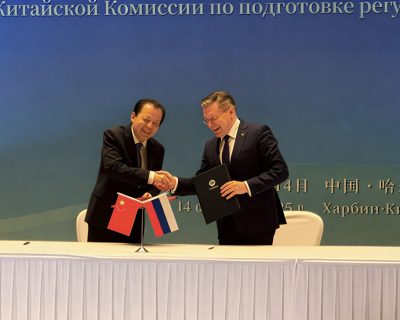 2025년 10월 14일, 북극항로 협력 분과위원회 제2차 회의에서, 알렉세이 리하쵸프(Alexey Likhachev) 로스아톰(Rosatom) 사장과 류웨이(Liu Wei) 중국 교통부 장관이 악수하고 있다. 출처: Rosatom(러시아 국영원자력공사)