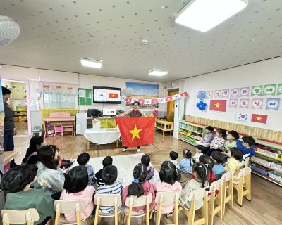 The author presenting Vietnam during a monthly multicultural session at the daycare.
Source: Do Dieu Khue.