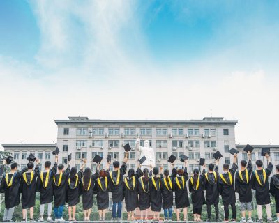KakaoTalk_20260813_131016919 중국의 대학 졸업생들이 마오쩌둥 동상 앞에서 기념촬영을 하고 있다. 출처: clmcdk fejcn (Pexels)