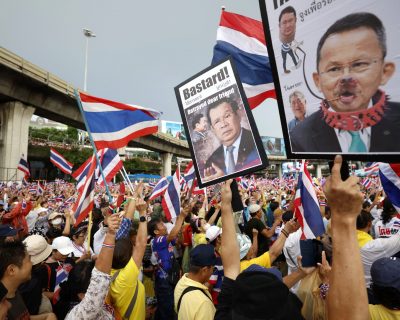 Mass protest calling Thai prime minister to resign in Bangkok 2025년 6월 28일, 캄보디아 전 총리 훈 센과 태국 총리 패통턴 친나왓의 통화 녹음이 유출된 후, 태국 시민들이 태국 총리의 사임을 요구하며 시위를 하고 있다. 출처: 연합뉴스
